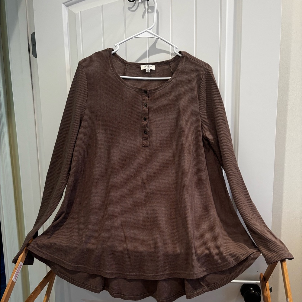 Umgee Henley/Tunic Top
Brown
Size M (roomy fit)
Original $ estimated